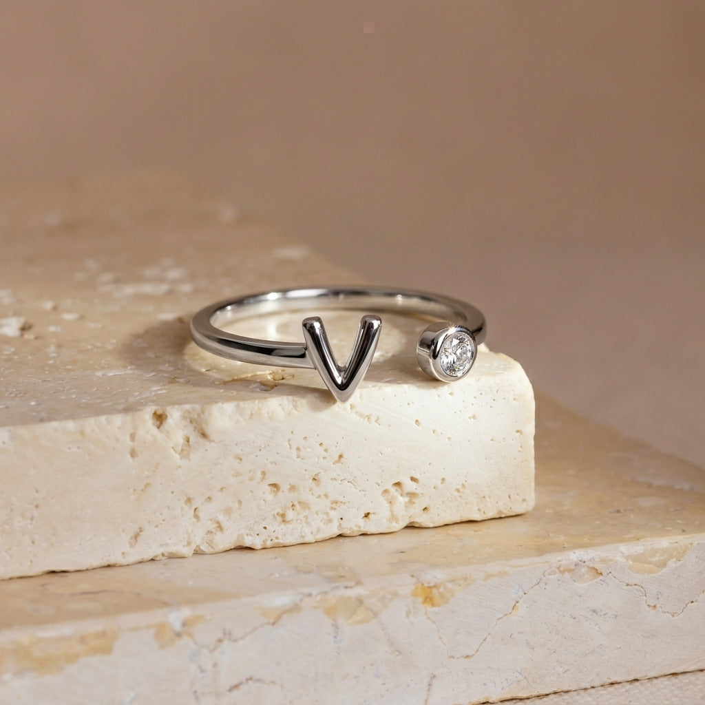 Bague initiale personnalisée et pierre solitaire