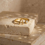 Bague initiale personnalisée et pierre solitaire