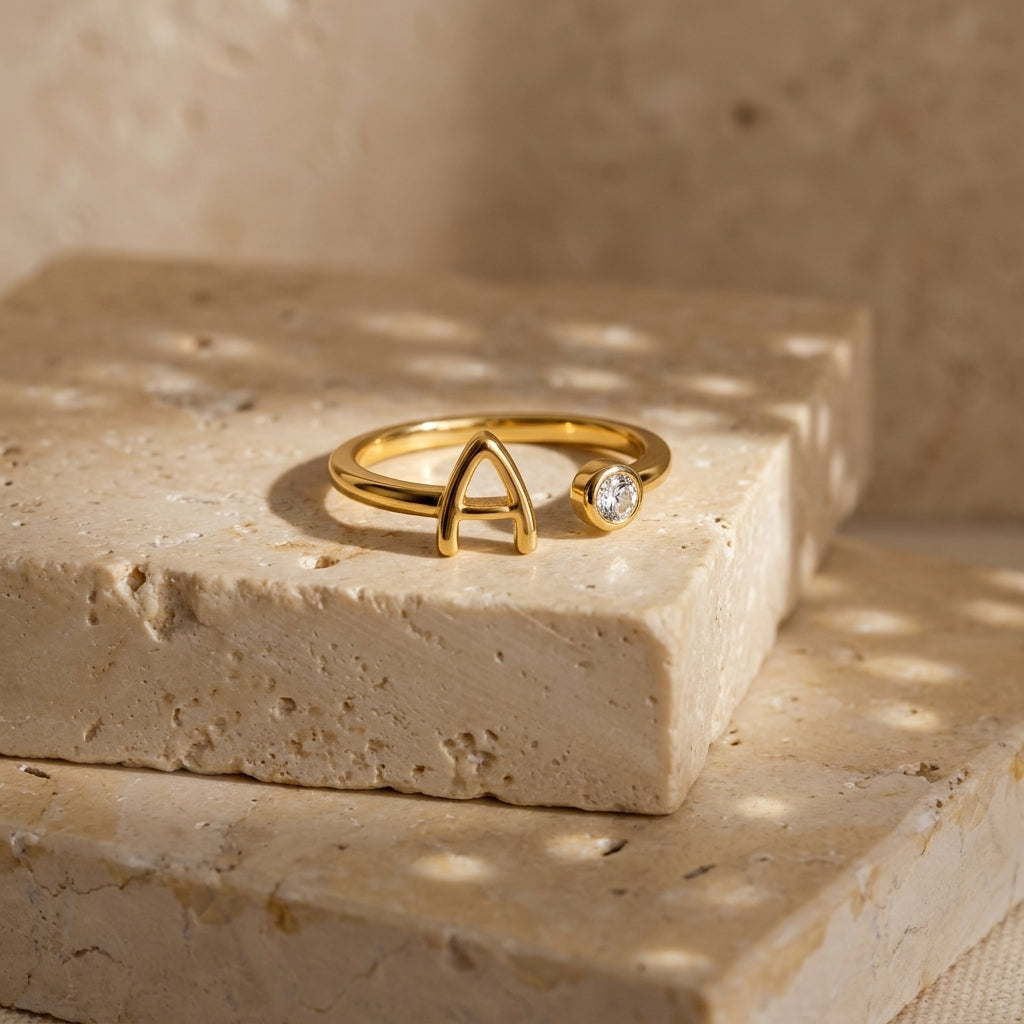 Bague initiale personnalisée et pierre solitaire