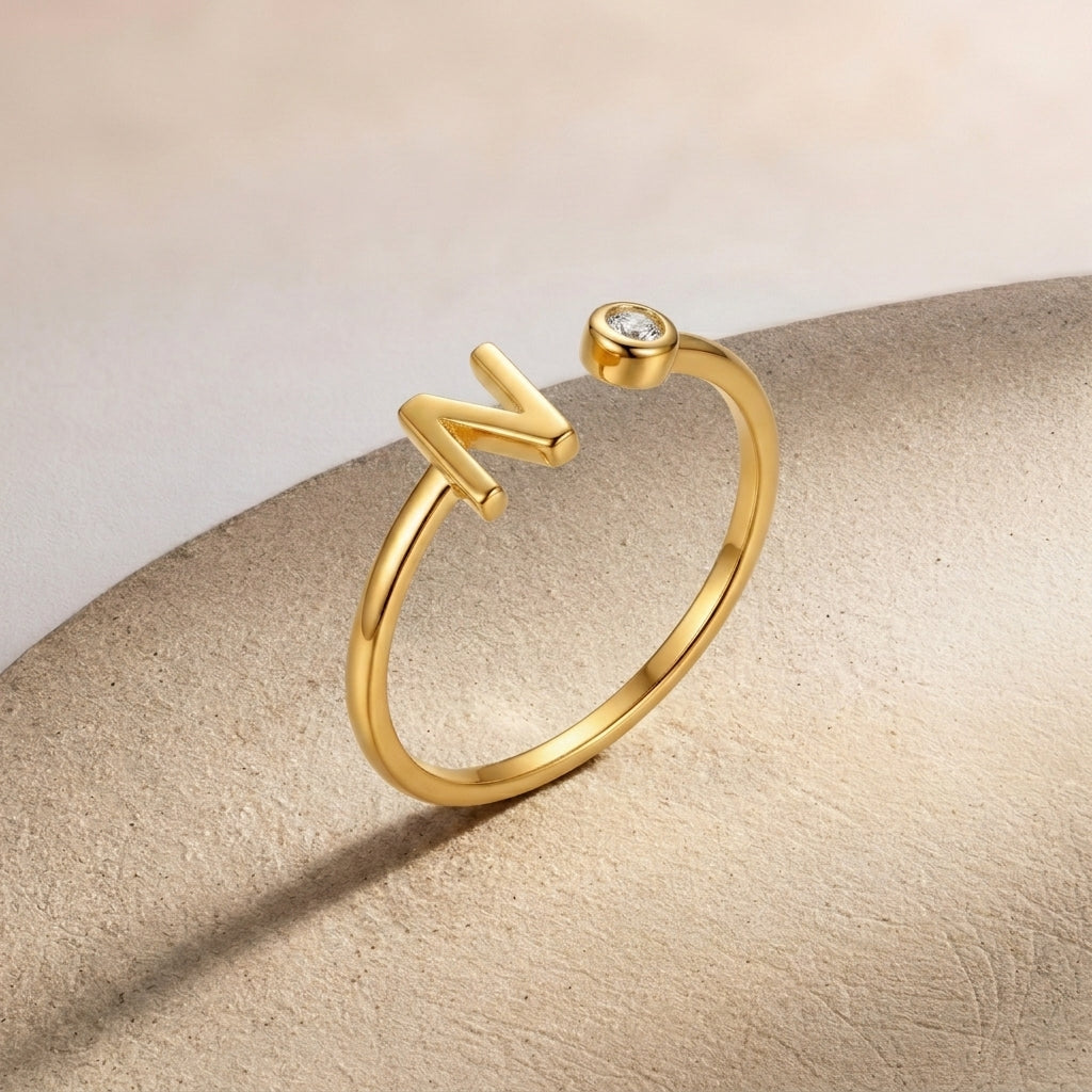 Bague initiale personnalisée et pierre solitaire