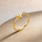 Bague initiale personnalisée et pierre solitaire