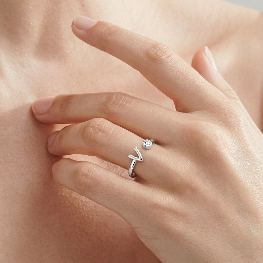 Bague initiale personnalisée et pierre solitaire