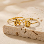 Bague torsadée initiale personnalisée