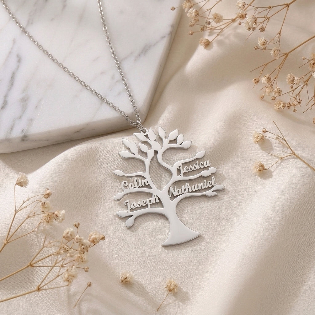 Collier arbre de vie en acier inoxydable posé à plat, prénoms gravés sur les branches