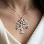 Collier arbre de vie en acier inoxydable porté au cou, prénoms gravés