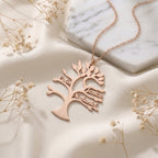 Collier arbre de vie en or rose posé à plat, prénoms gravés sur les branches