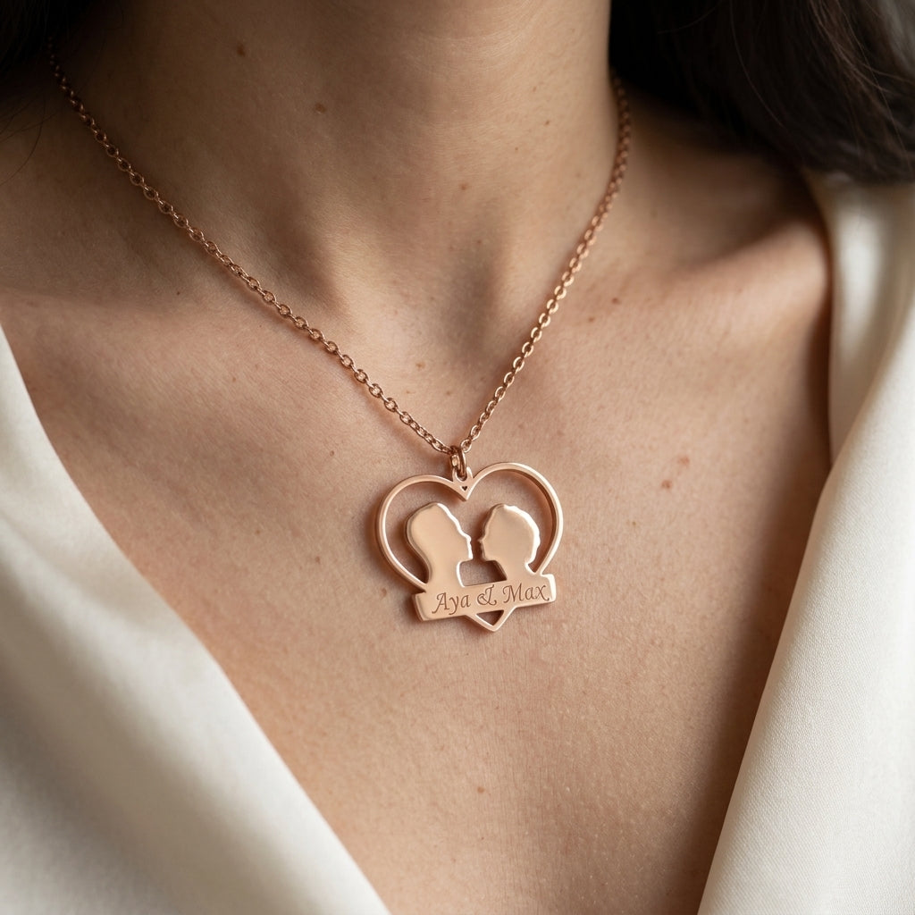 Pendentif couple en or rose porté au cou, deux profils dans un cœur