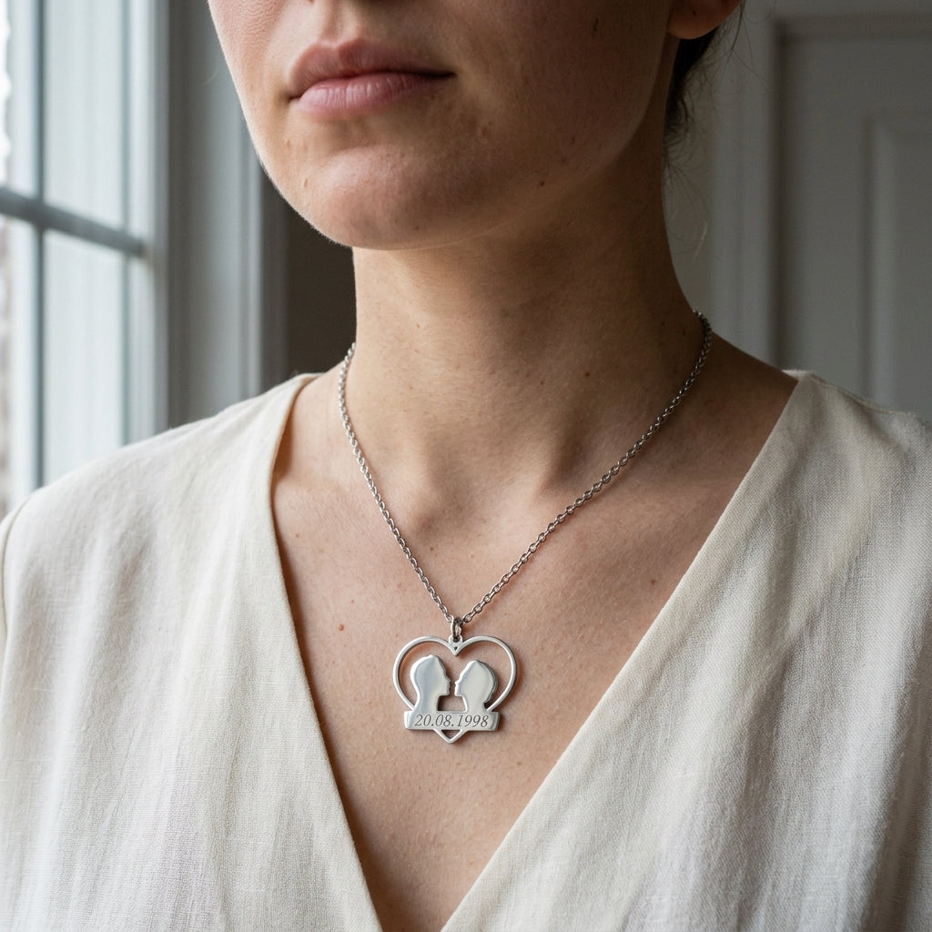Pendentif couple en acier inoxydable porté au cou