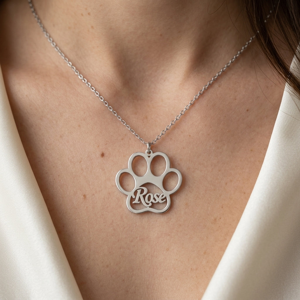 Collier patte d'animal en acier inoxydable porté au cou, prénom gravé
