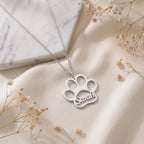Collier patte d'animal en acier inoxydable posé à plat, prénom gravé