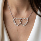 Collier deux cœurs entrelacés en acier inoxydable porté au cou, deux prénoms gravés