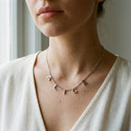 Collier en acier inoxydable à lettres majuscules porté au cou
