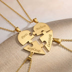 Collier puzzle doré, pièces gravées de prénoms qui s'emboîtent