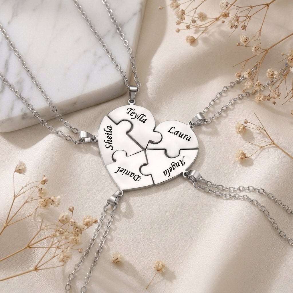 Collier puzzle en acier inoxydable, pièces gravées de prénoms posées à plat