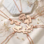 Collier puzzle en or rose, pièces gravées de prénoms posées à plat