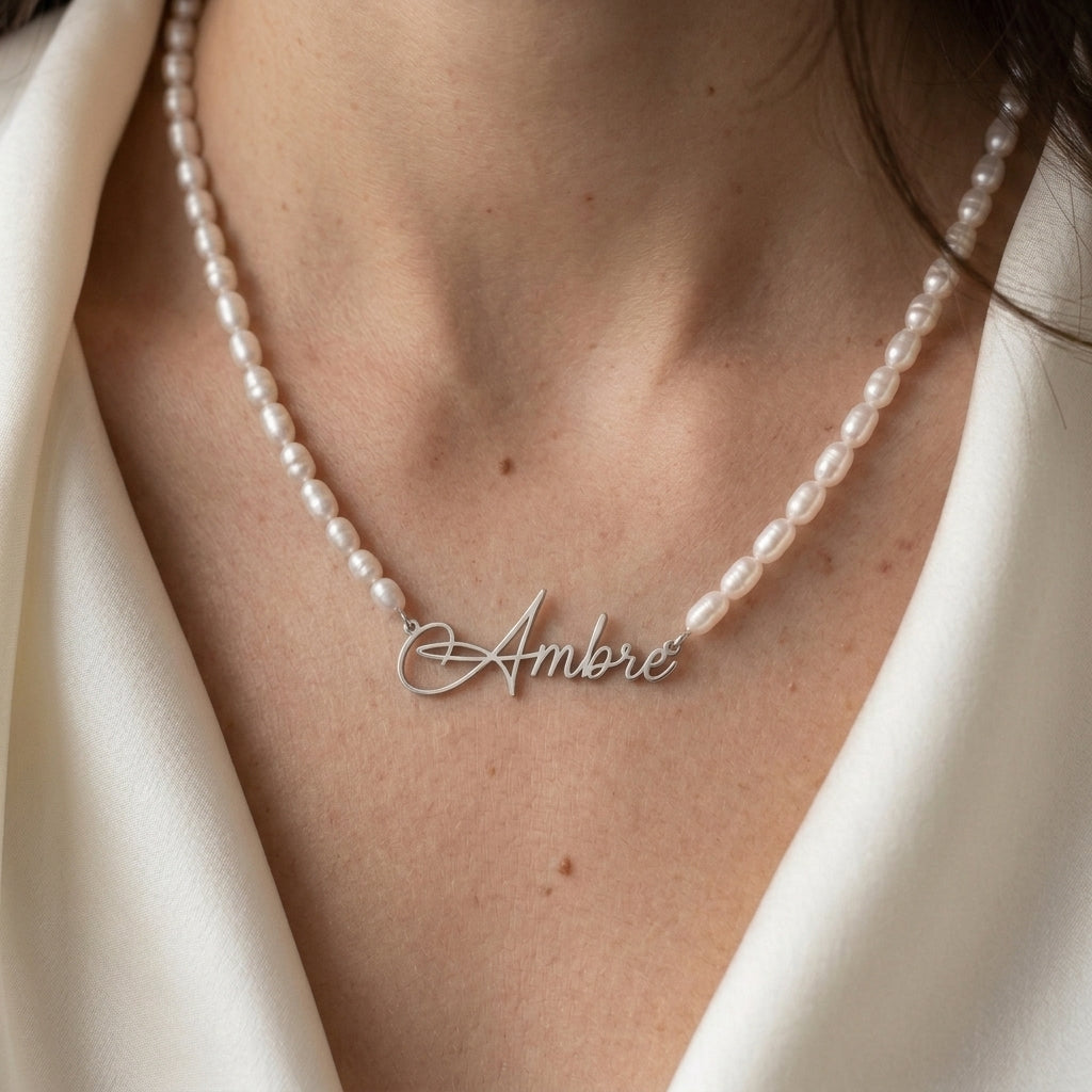 Collier de perles porté au cou, prénom en acier inoxydable en écriture manuscrite