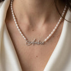 Collier de perles porté au cou, prénom en acier inoxydable en écriture manuscrite
