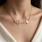 Collier prénom en or rose terminé par un cœur, porté au cou