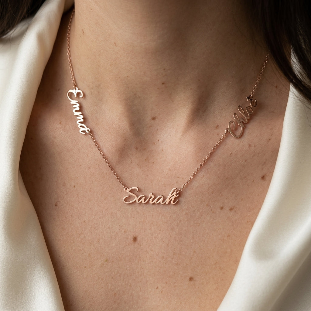 Collier en or rose à plusieurs prénoms porté au cou