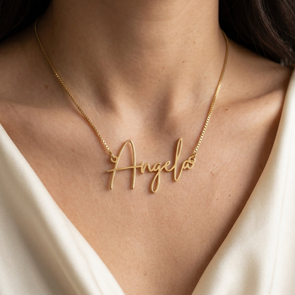 Collier prénom doré en écriture manuscrite porté au cou