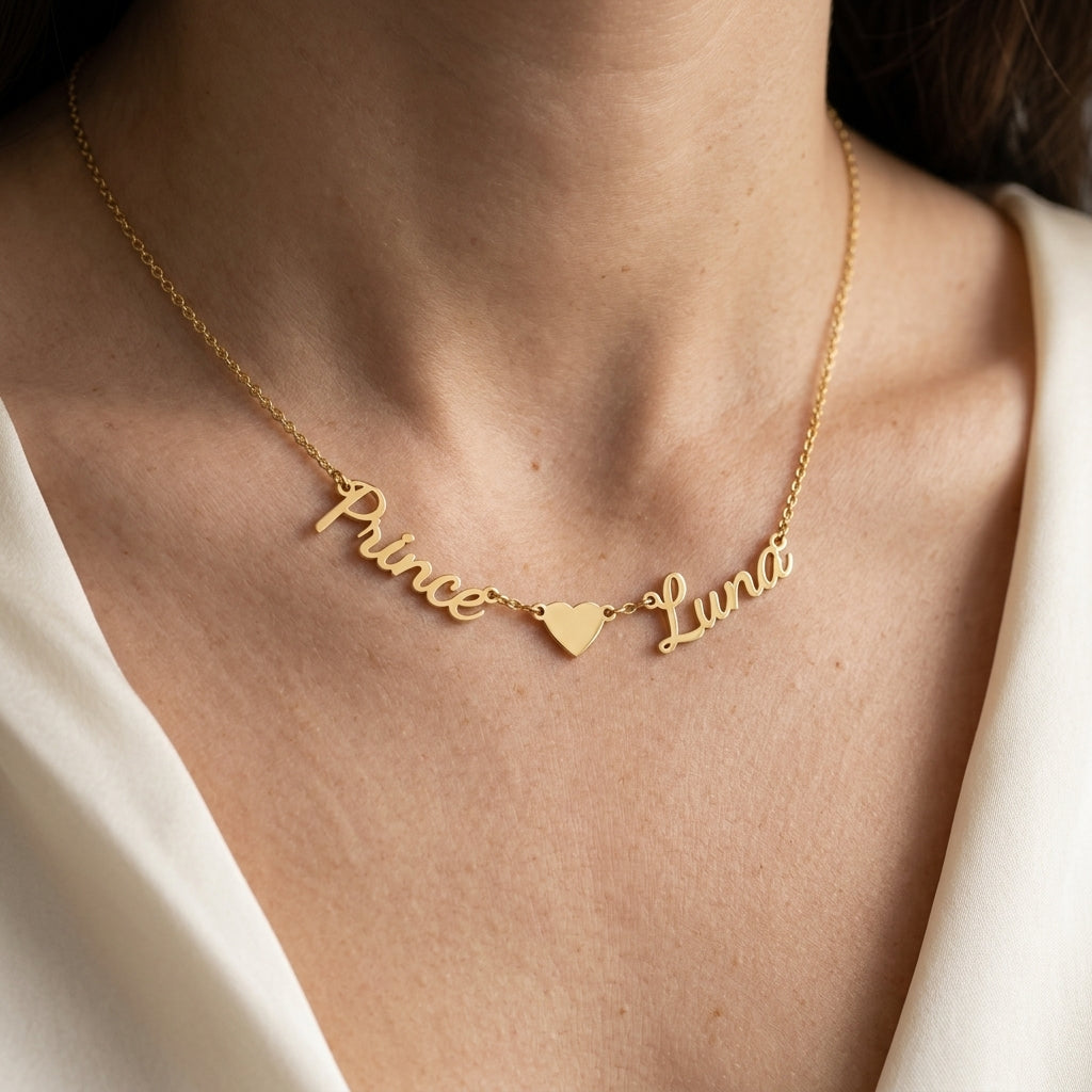 Collier doré à deux prénoms et un cœur porté au cou