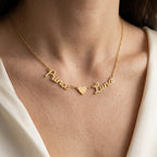Collier doré à deux prénoms et un cœur porté au cou