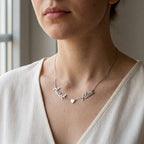 Collier en acier inoxydable à deux prénoms et un cœur porté au cou