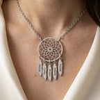 Collier attrape-rêves en acier inoxydable porté au cou, cinq plumes gravées